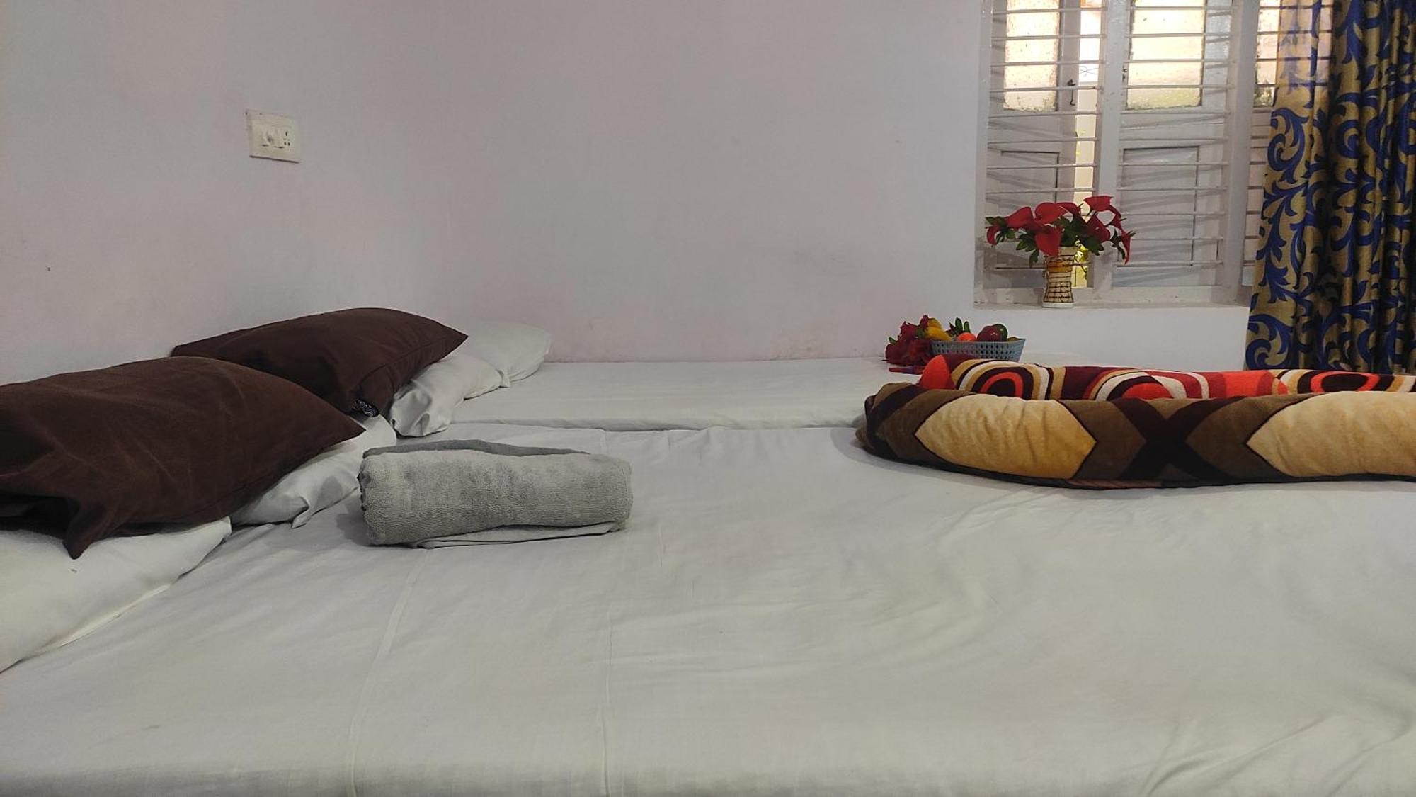 Adh Amilia Gardens Hotel Narasimharaja Puram Eksteriør billede